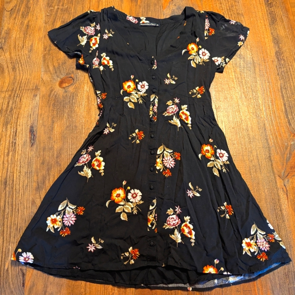 Abercrombie & Finch S button floral dress